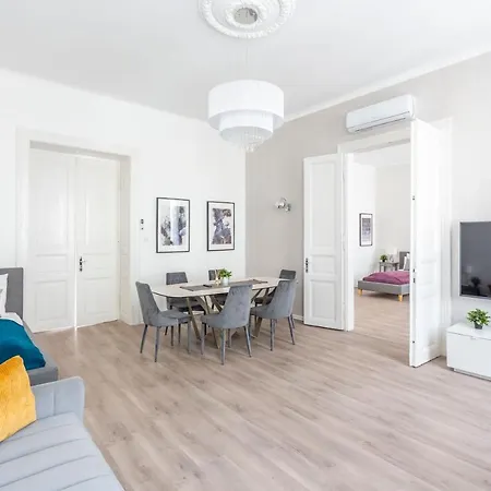 Exclusive Downtown In The Heart Of Apartment Budapest